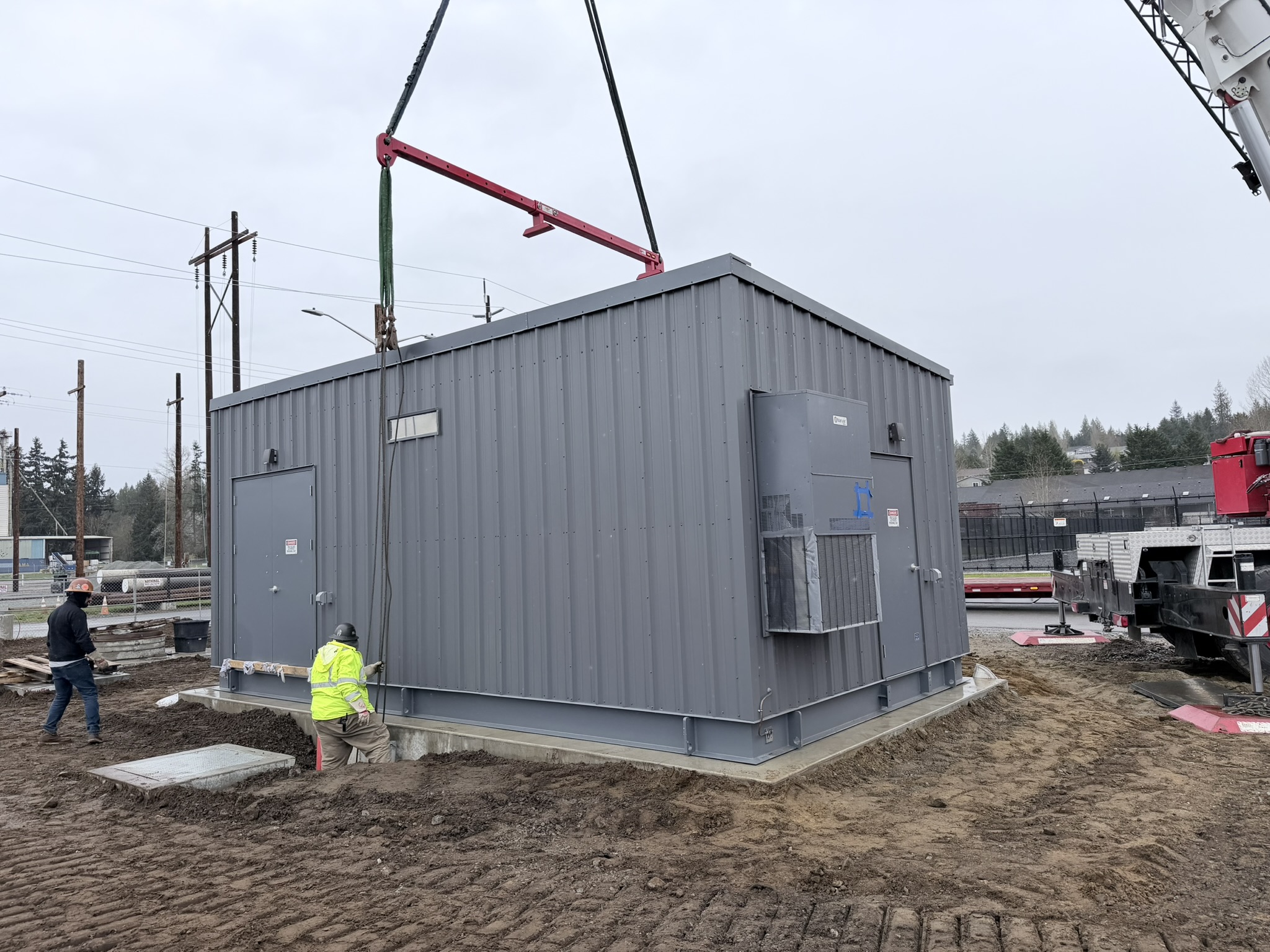JQMC power control house crane-set on site